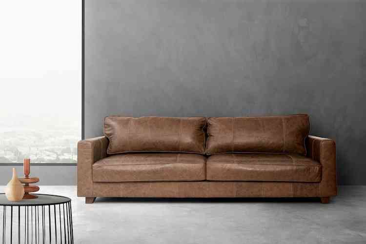 O sof de couro  uma tima opo para a sala de estar decorada. / Foto: Freepik - 