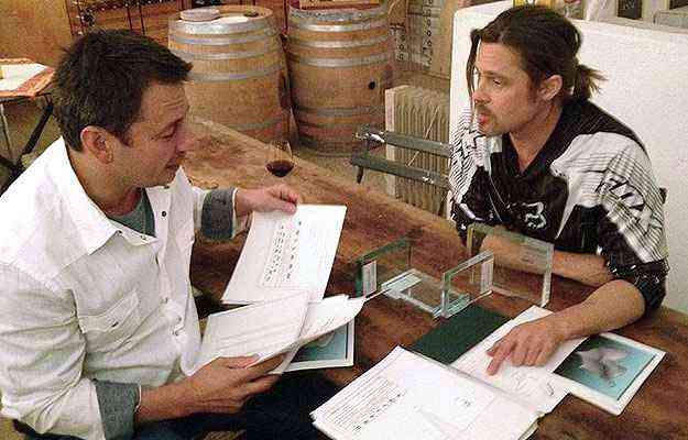 Brad Pitt e Frank Pollaro em uma reunio na adega da casa do ator, na Frana - Pollaro Custom Furniture/Divulgao