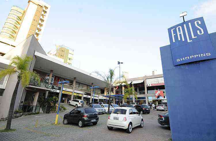 Pequenos malls transformaram o bairro em ponto de encontro de pessoas - Ramon Lisboa/EM/D.A Press