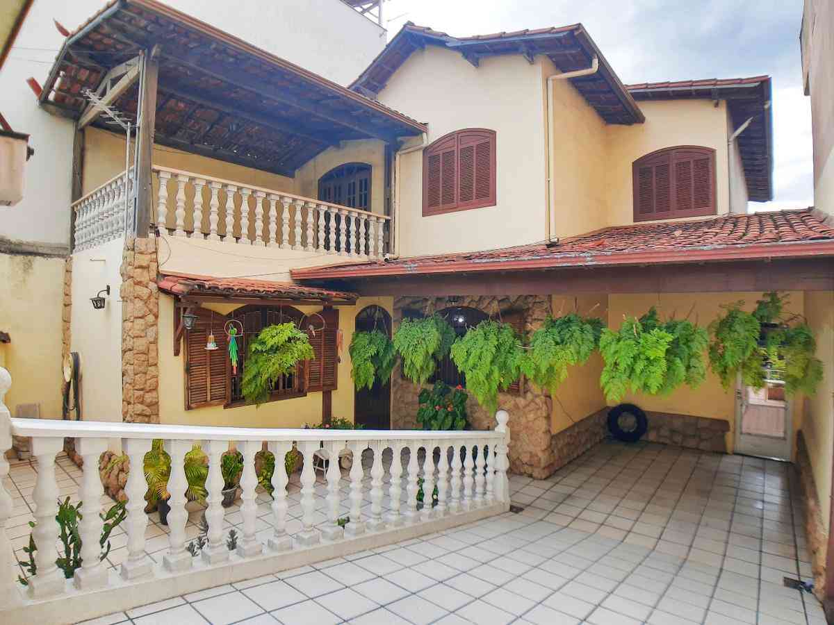 Casa com 3 quartos à venda no bairro Vila Belém, 250m²