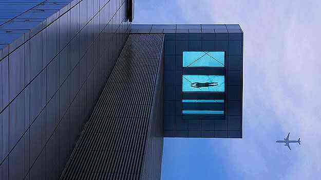 Nadador mergulha a mais de 70 metros de altura - Holiday Inn Shanghai Pudong Kangqiao/Divulgao