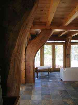 A casa de Vicco von Voss foi toda feita por ele, com madeiras recolhidas nas redondezas da obra