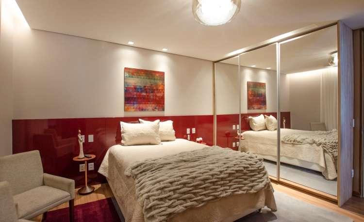 O vermelho aquece os ambientes e tem a ver com amor e energia, sendo uma cor muito utilizada em casas para casais - Paula Brant/Divulgação