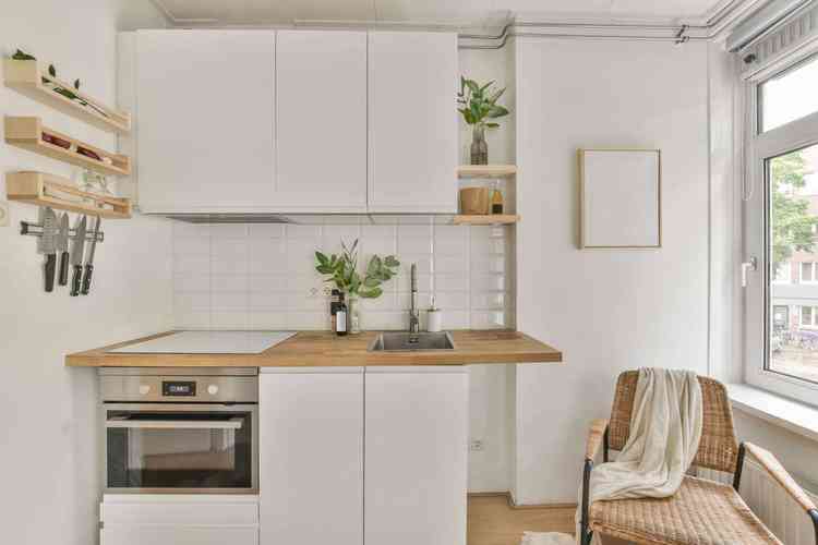 Cozinha pequena com móveis planejados pode ter espaço otimizado - Freepik
