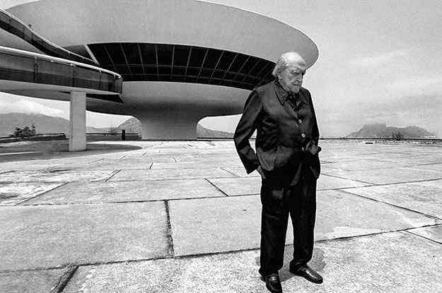 Registro histrico de Oscar Niemeyer em frente ao Museu de Arte Contempornea de Niteri (Mac Niteri): um dos projetos que ser digitalizado  - Evandro Teixeira/Divulgao