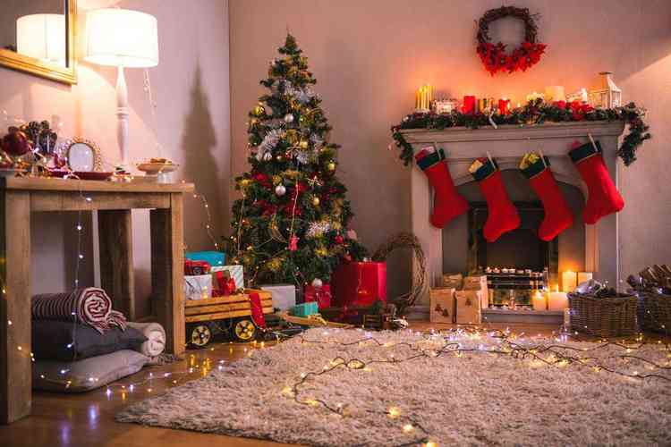 Combine a decoração de Natal com o estilo da sua sala. / Foto: Freepik - 