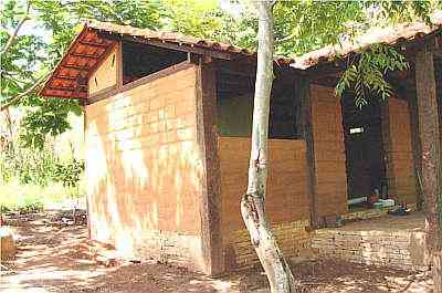 Casa feita de taipa, tcnica construtiva  base de argila e cascalho que no Brasil chegou com os portugueses - Fotos: Eduardo Almeida/RA Studio