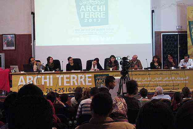 Apresentao dos trabalhos tcnicos no seminrio cientfico durante o  evento - O3L Arquitetura/Divulgao