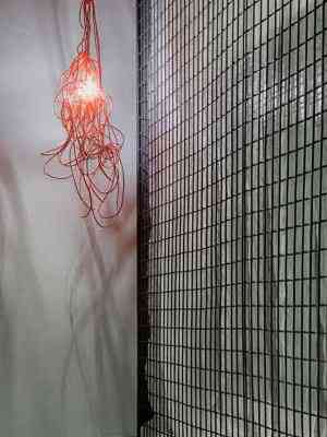 Luminria pendente de restos de fios vermelhos alia bom gosto e criatividade - Gustavo Xavier/Divulgao