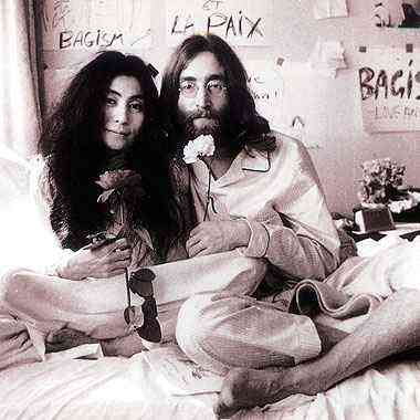 John e Yoko durante um dos protestos em que ficaram na cama por sete dias para pedir paz - Reproduo