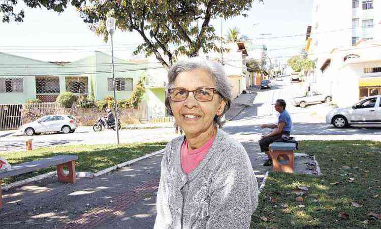 A aposentada Maria Luiza de Almeida diz que adora passear na pracinha do Bairro Minas Brasil - Edsio Ferreira/EM/D.A Press