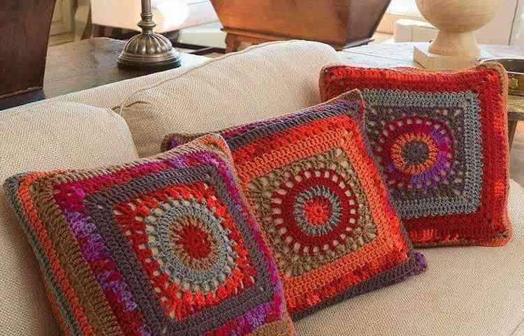 Se voc comear a decorar a sua casa com almofadas de croch ver que, em breve, no conseguir mais abandonar o croch. / Foto: Freepik
 - 