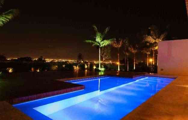 Tanto o jardim quanto a piscina da casa ganharam destaque com iluminao de LED, no projeto de Flvia e Rafael Andrade - Divulgao