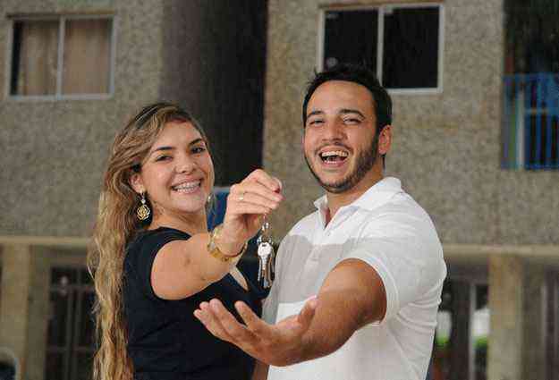 Mariana Fernandes e o noivo, Marcos Roberto Domingos, pretendem se casar em 2013, mas j garantiram o teto - Edilson Rodrigues/CB/D.A Press