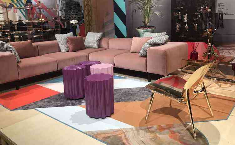 No estande kartell, destaque para o sof em veludo rosa e cadeiras douradas - Kartell/Divulgao