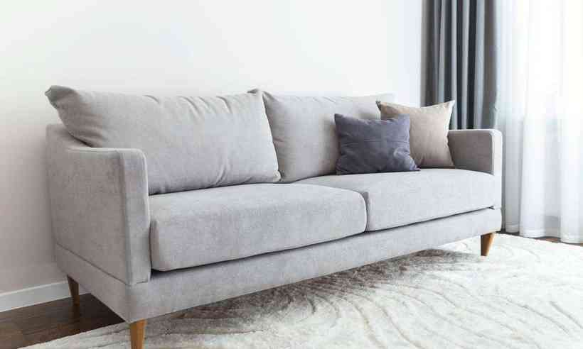 Entenda qual é a melhor maneira de tirar manchas de um sofá de tecido -  Lugar Certo