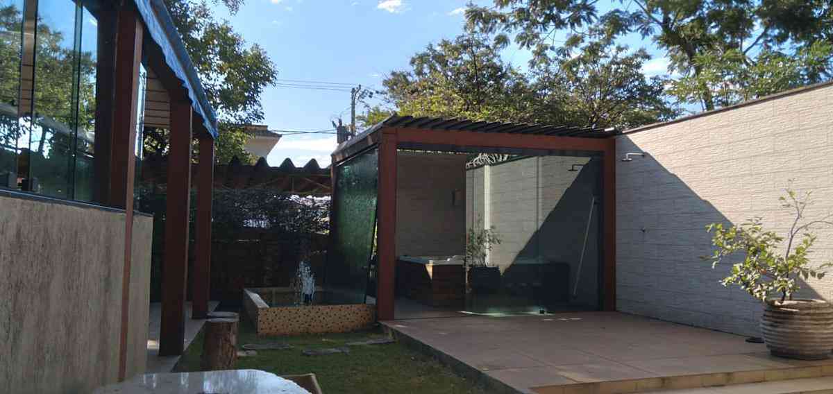 Casa com 4 quartos à venda no bairro Carlos Prates, 370m²