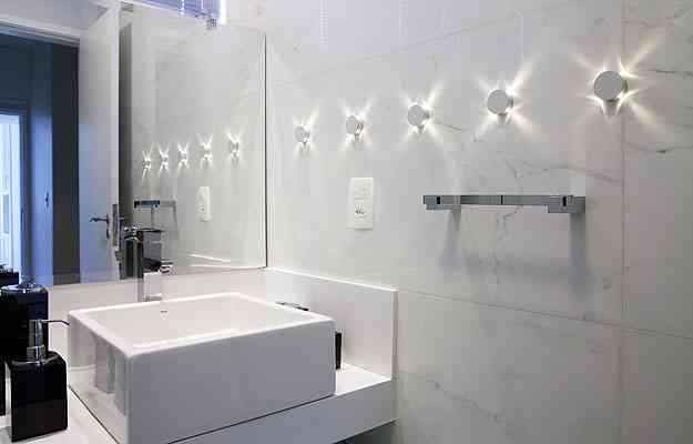 O projeto de banheiro inovou ao pr pequenos pontos de luz na parede que so cristais em forma de estrela - Gustavo Amorim/Divulgao