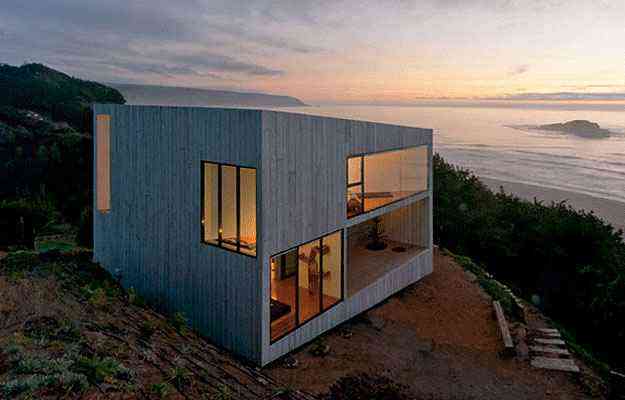 Situada em um penhasco em Matanzas, litoral do Chile, a casa D ergue-se 65 metros acima do nvel do mar  - Reproduo/Arcoweb