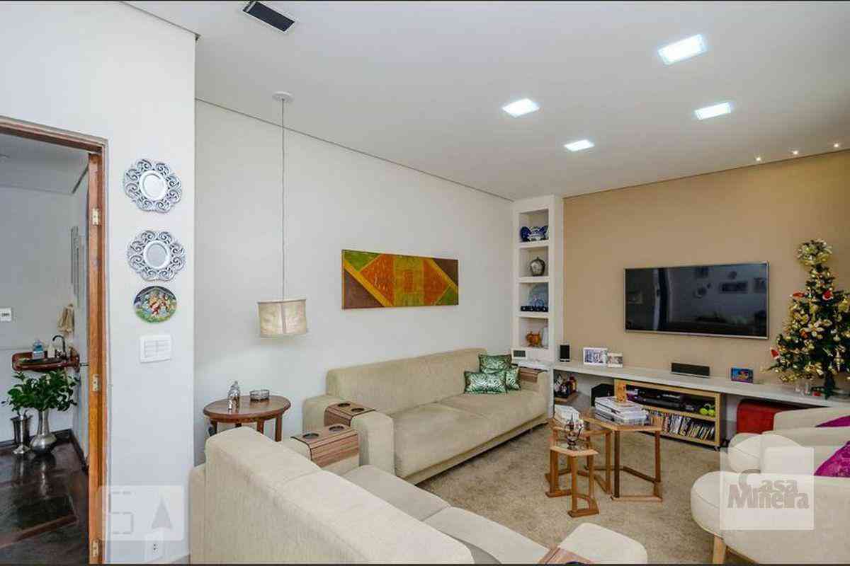 Casa com 5 quartos à venda no bairro Nova Granada, 371m²