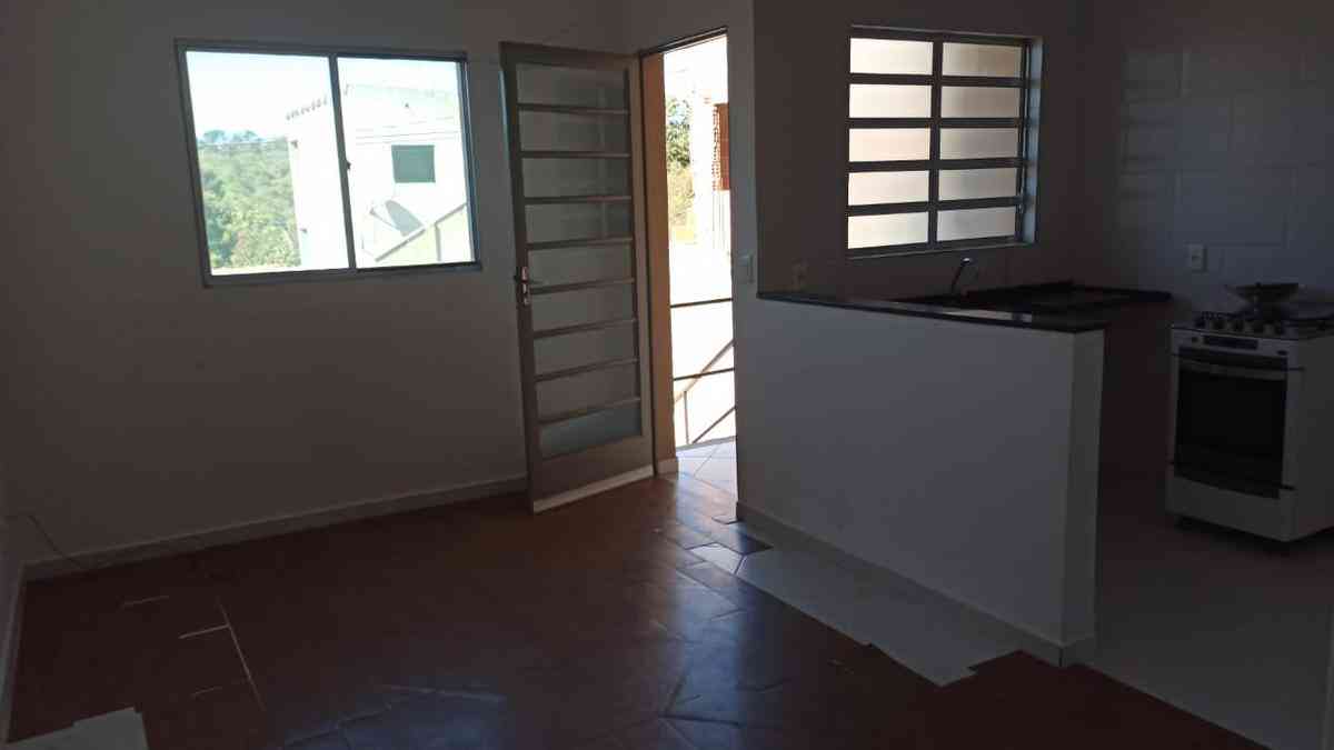Casa com 2 quartos à venda no bairro Monte Sinai, 180m²