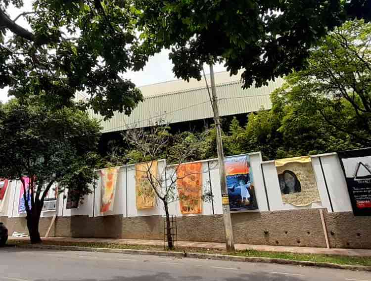 Estandartes podem se vistos na fachada do Minas Tnis Clube II, em BH - Modernos Eternos/Divulgao