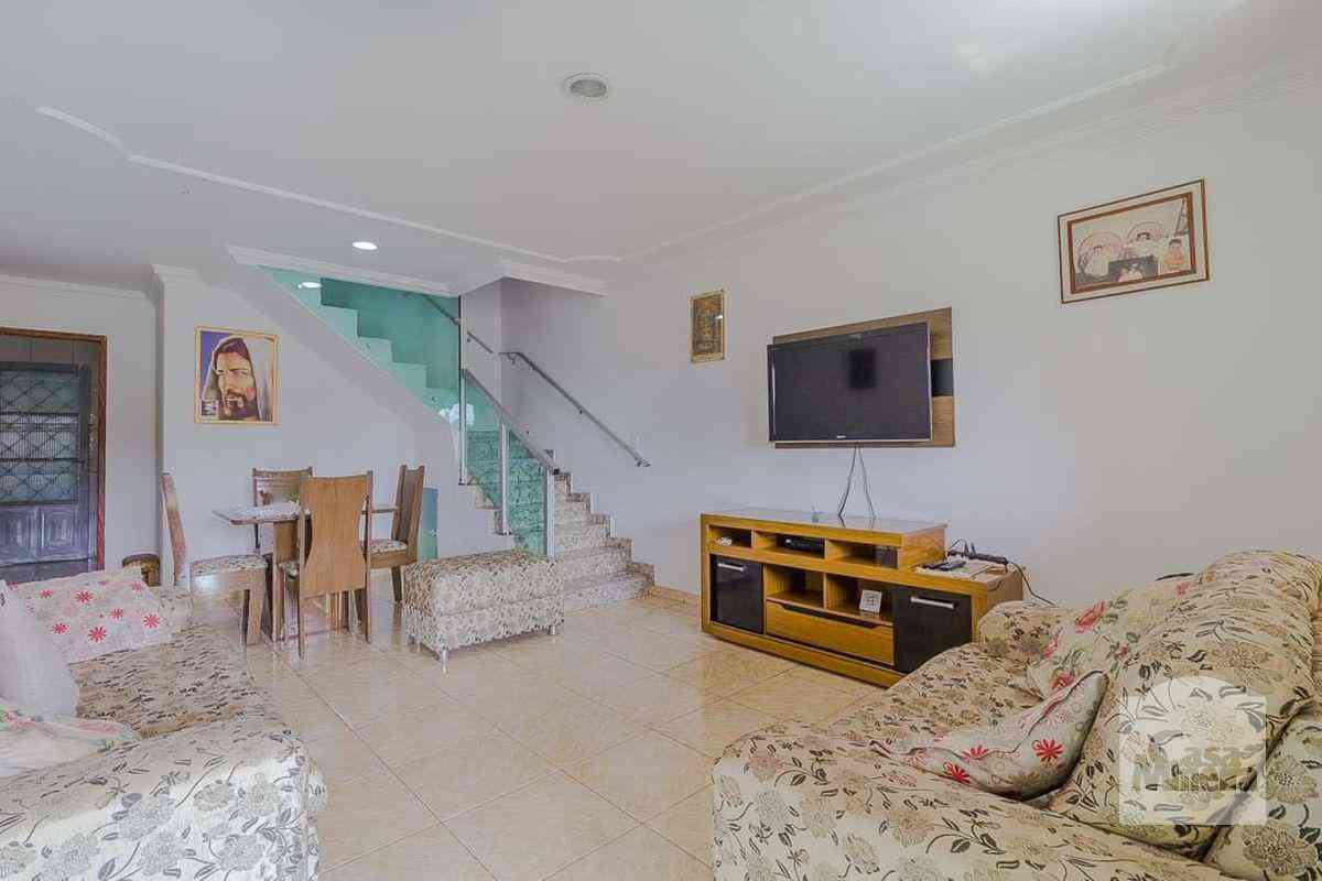 Casa com 3 quartos à venda no bairro Jardim Riacho das Pedras, 174m²