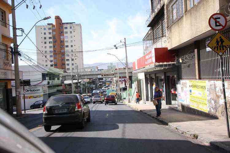 Uma das maiores vias do bairro, Rua Jacu tem comrcio diversificado - Edsio Ferreira/EM/D.A Press