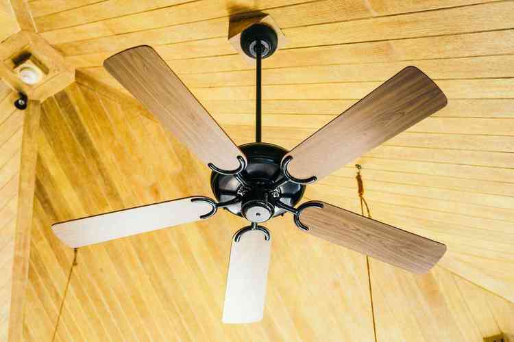 Você pode limpar ventiladores da sua casa duas vezes por mês. / Foto: Freepik - 