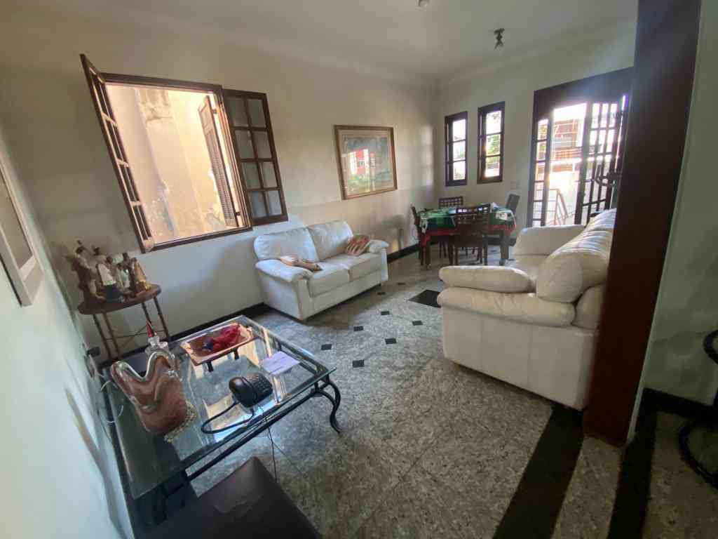 Casa com 5 quartos à venda no bairro Prado, 300m²