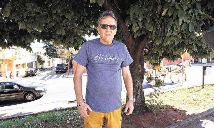O aposentado Alfredo Gama, que vive h mais de 20 anos no Bairro Calafate, garante que consegue resolver tudo o que precisa a p - Edsio Ferreira/EM/D.A Press