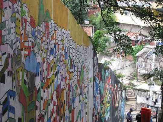 Desde 2010, a Tintas Coral faz intervenes cheias de vida na favela Santa Marta, no Rio de Janeiro. O projeto est levando cor para a comunidade, em uma iniciativa que j lhe d visibilidade internacional, e que est melhorando o prprio bem-estar dos moradores