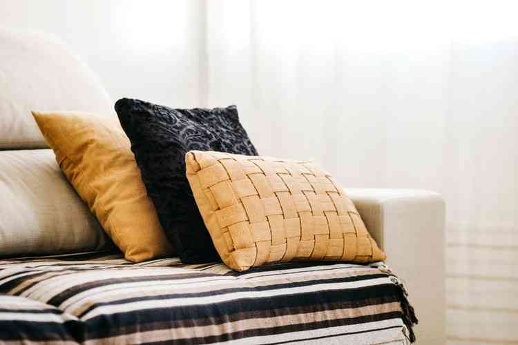 Uma dica  dispor as almofadas no sof de forma que elas fiquem organizadas por tamanho. / Foto: Freepik - 