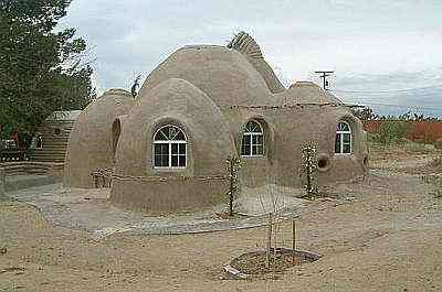 Exemplo de um  bio-construo em superadobe, tcnica em terra crua que ser usada para a construo do ecoteatro - Reproduo/Internet/canrobertalmeida.multiply.com/22-03-10