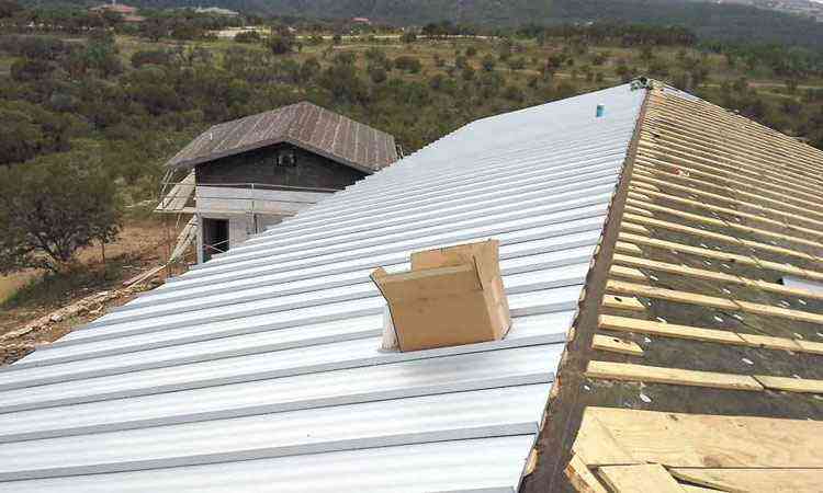 Em teste desenvolvido pela Fundao Espao Eco, o cool roof, ou manta reflexiva, mostrou-se boa  para cobrir telhados - Reproduo da internet-4/2/15