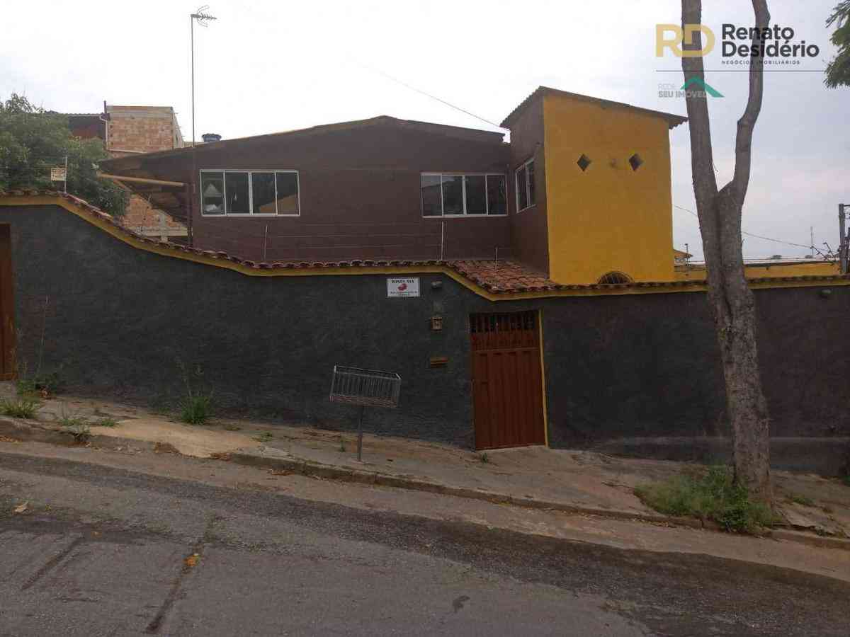 Casa com 3 quartos à venda no bairro Goiânia, 200m²