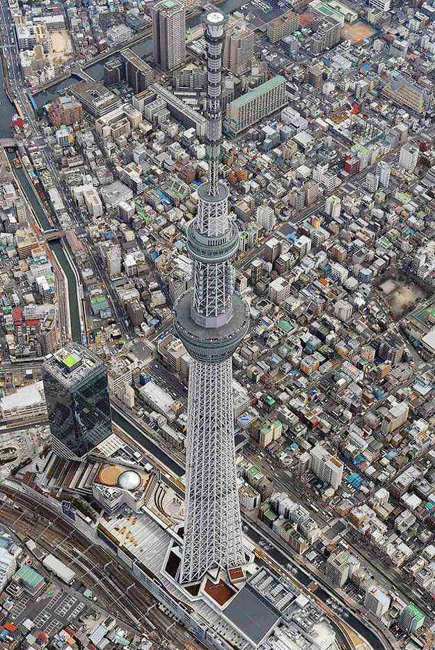 Antenas de TV digital ficam acima dos observatrios e contribuem para a altura da torre  - REUTERS/Kyodo