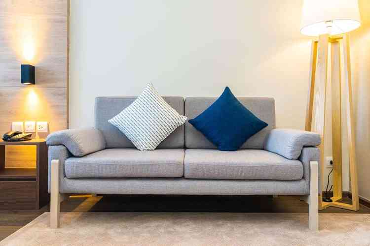 Nas decorações modernas, o sofá é um móvel que pode ser usado como demarcador de espaço. / Foto: Freepik - 