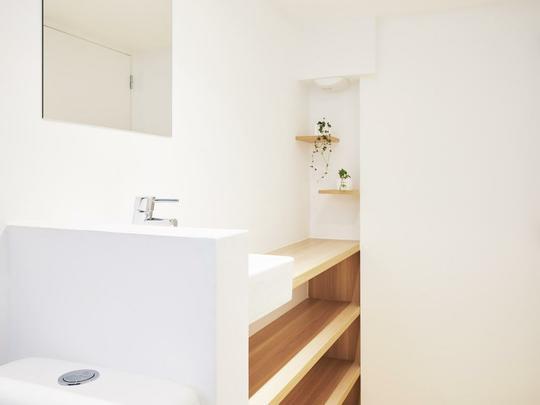 Projeto revitaliza est�dio de garagem abandonado para ser um loft confort�vel e minimalista
