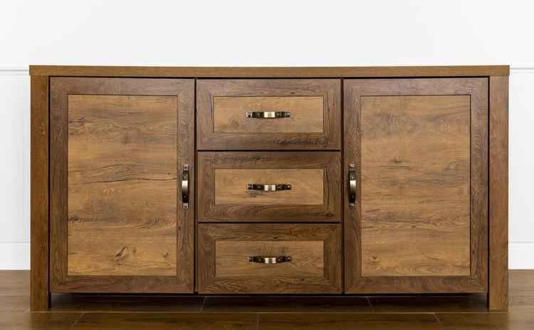 Mesmo que voc tenha cuidado com seus mveis antigos na decorao, ainda assim  possvel surgir manchas. / Foto: Freepik - 