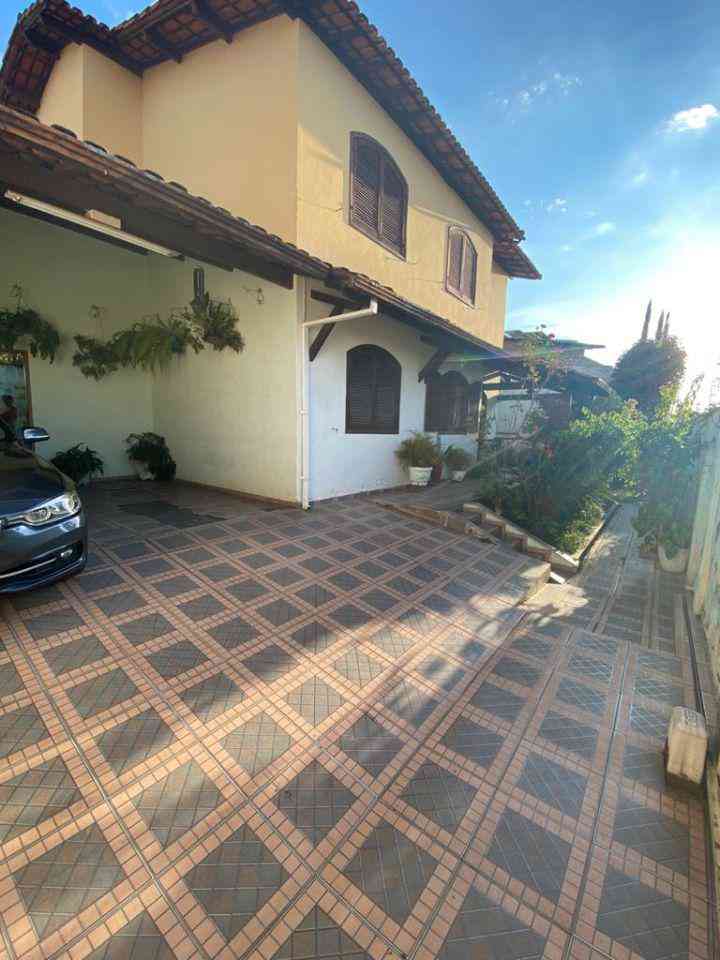 Casa com 3 quartos à venda no bairro Planalto