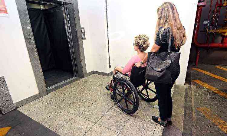 Piso do elevador em shopping foi adaptado e ganhou rampa para atender pessoas com mobilidade reduzida - Beto Novaes/EM/D.A Press 28/1/14