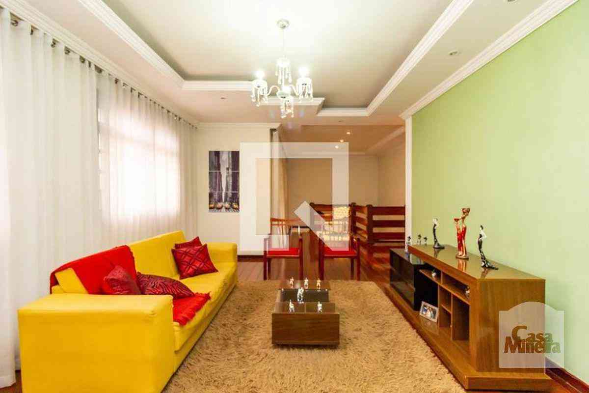 Casa com 4 quartos à venda no bairro Camargos, 360m²