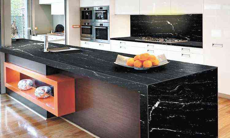 Bancada de cozinha com a rocha via lctea cria um ambiente imponente - Brasigran/Divulgao