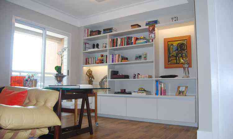 Na sala, a estante branca planejada confere um efeito de amplitude ao ambiente - Agncia Jafo Fotografia/Divulgao