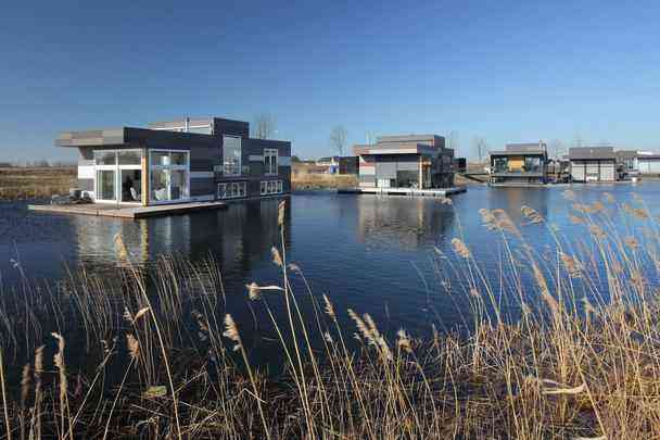O conjunto Drijf in Lelystad consiste em oito moradias flutuantes para uma comunidade de oito famlias em Lelystad, na Holanda.