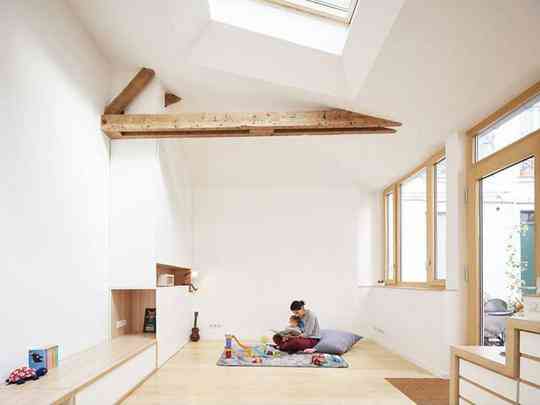 Projeto revitaliza estdio de garagem abandonado para ser um loft confortvel e minimalista
