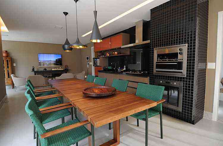 Cozinha: com luminrias diferentes e mesa de madeira natural, a cozinha foi projetada para ser um dos espaos mais convidativos da casa - Leandro Couri/EM/D.A Press