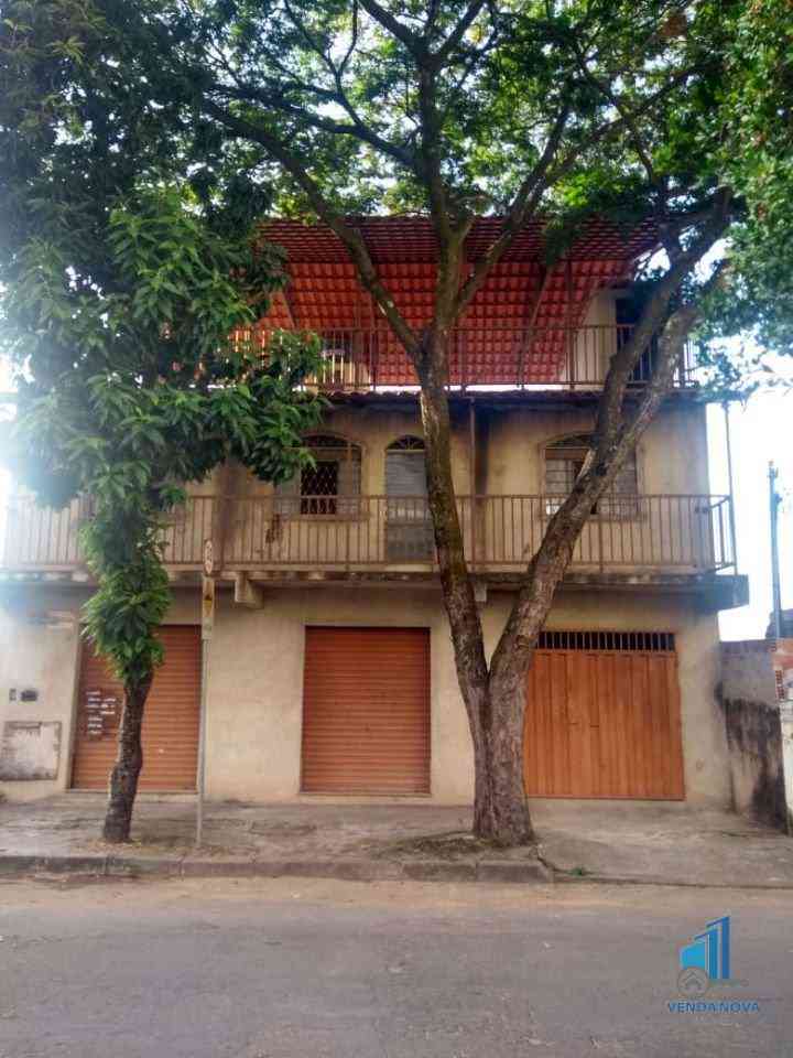 Casa com 4 quartos à venda no bairro Vila Clóris, 280m²