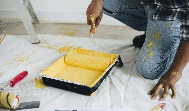 Voc tambm pode pintar a geladeira com rolo de pintura. / Foto: Pinterest - 